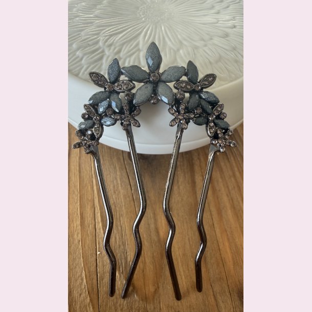 Eksklusive h�rn�le med bl�lige blomster