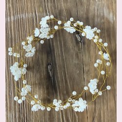 Langt h�r smykke med fine hvide blomster - Gylden