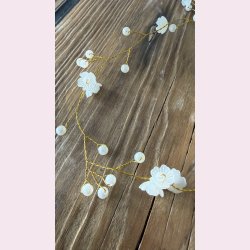 Langt h�r smykke med fine hvide blomster - Gylden