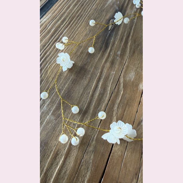 Langt h�r smykke med fine hvide blomster - Gylden