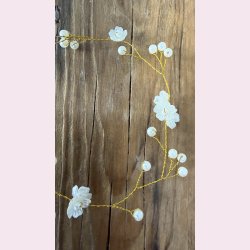 Langt h�r smykke med fine hvide blomster - Gylden