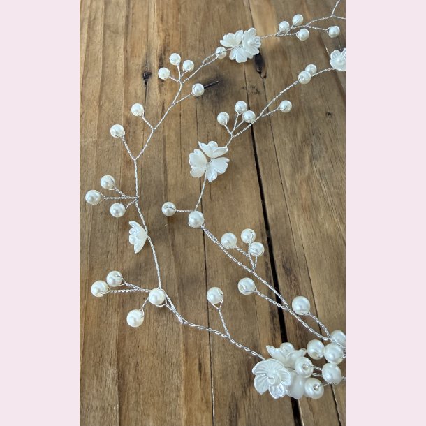 Langt h�r smykke med fine hvide blomster - S�lv