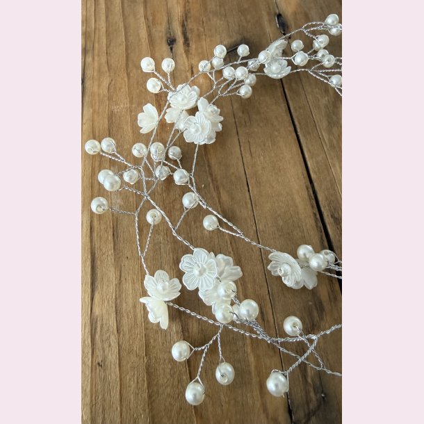 Langt h�r smykke med fine hvide blomster - S�lv