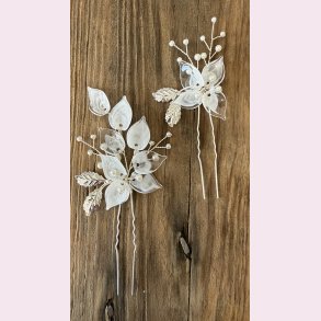 2 stk. Hrnle med hvide perler, sart hvide blomster- Slv blade 