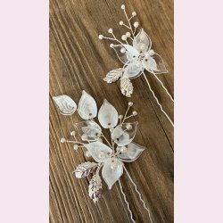 2 stk. Hrnle med hvide perler, sart hvide blomster- Slv blade 