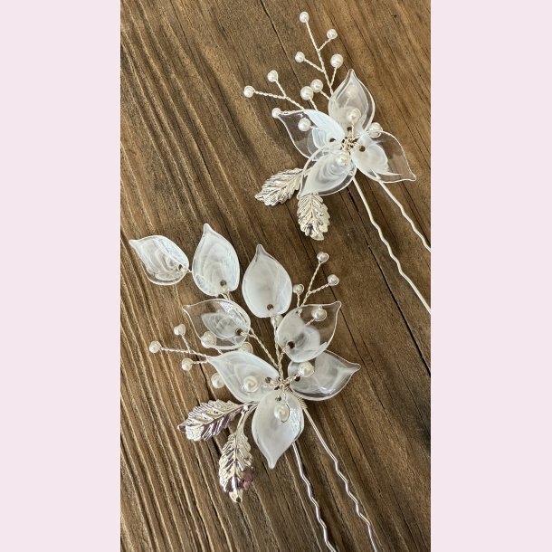 2 stk. Hrnle med hvide perler, sart hvide blomster- Slv blade 