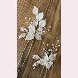 2 stk. Hrnle med hvide perler, sart hvide blomster- Slv blade 