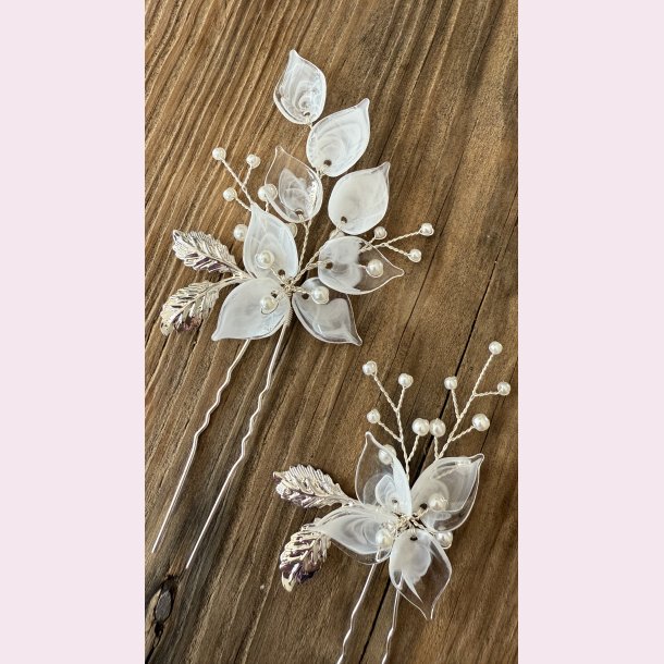 2 stk. Hrnle med hvide perler, sart hvide blomster- Slv blade 