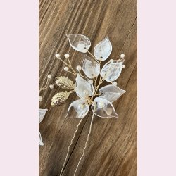 2 stk. Hrnle med hvide perler, sart hvide blomster- forgyldte blade 