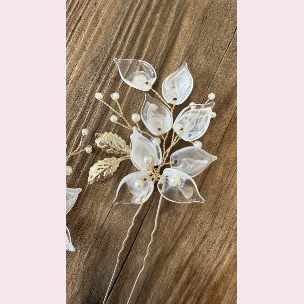 2 stk. Hrnle med hvide perler, sart hvide blomster- forgyldte blade 