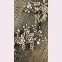 Guld farvet hrnl med blomster og rhinesten - Sart lyserd