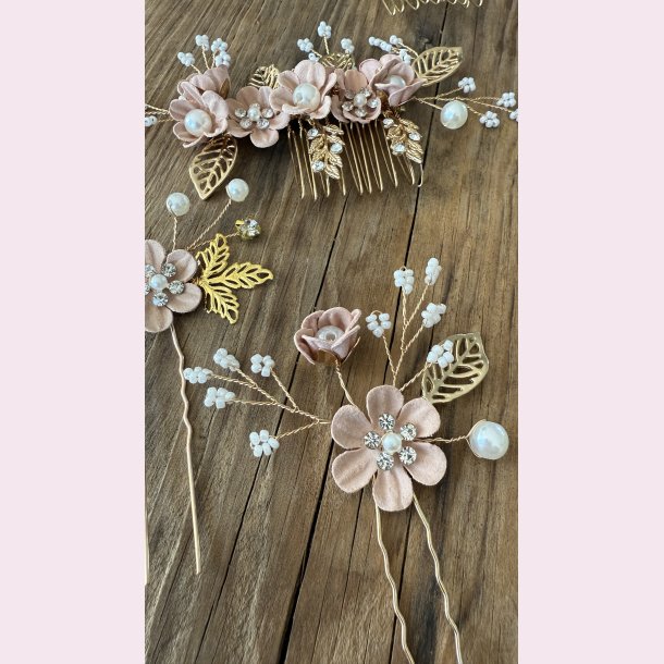 Guld farvet hrnl med blomster og rhinesten - Sart lyserd