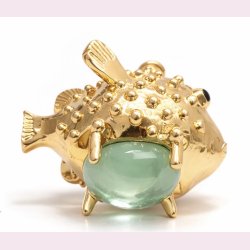 Unik halsk�de med guldfarvet fisk�