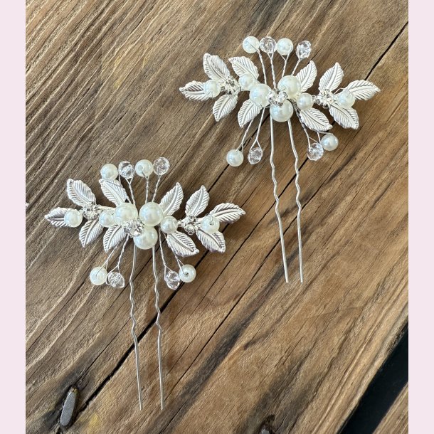 2 stk. Hrnle med hvide perler, krystalperler og slv blade 