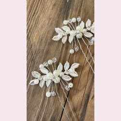 2 stk. Hrnle med hvide perler, krystalperler og slv blade 