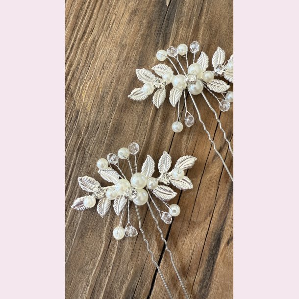 2 stk. Hrnle med hvide perler, krystalperler og slv blade 