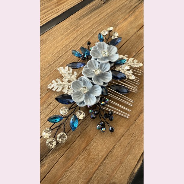 Slv hrnl med de fineste bl blomster og perler 