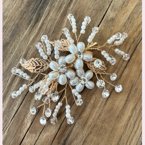 Forgyldt hrclips med hvide perle blomster, forgyldte blade og krystalperler 