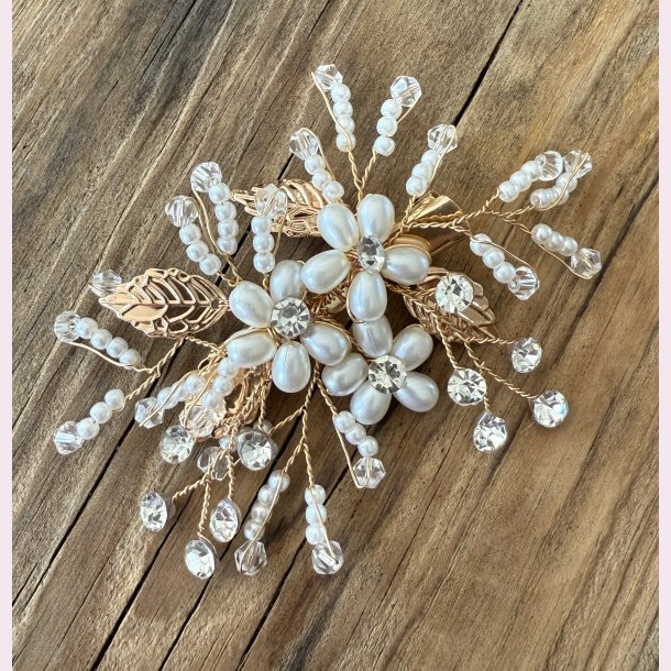 Forgyldt hrclips med hvide perle blomster, forgyldte blade og krystalperler 