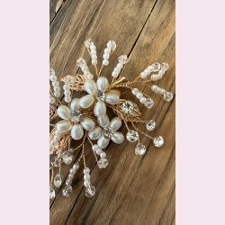 Forgyldt hrclips med hvide perle blomster, forgyldte blade og krystalperler 