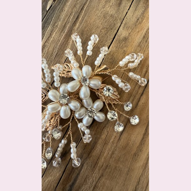 Forgyldt hrclips med hvide perle blomster, forgyldte blade og krystalperler 
