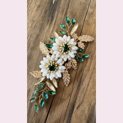 Hrsmykke med de fineste detaljer og grnne perler