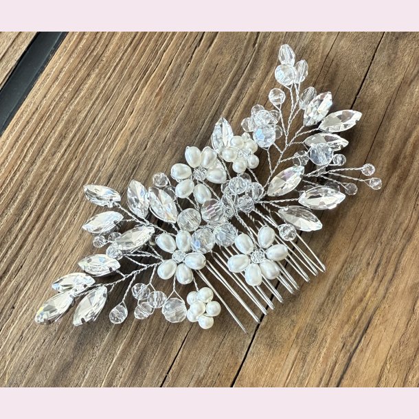 Slv hrnl med krystalpeler og hvide perle blomster