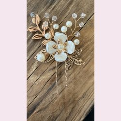 Guldfarvet hrnl med smuk blomst, krystalperle og hvideperler 