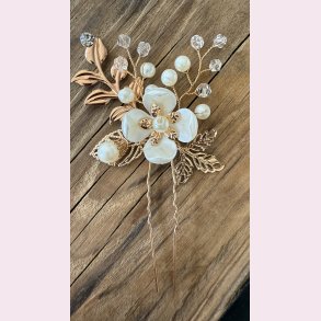 Guldfarvet hrnl med smuk blomst, krystalperle og hvideperler 