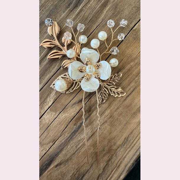 Guldfarvet hrnl med smuk blomst, krystalperle og hvideperler 