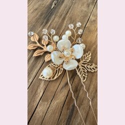 Guldfarvet hrnl med smuk blomst, krystalperle og hvideperler 