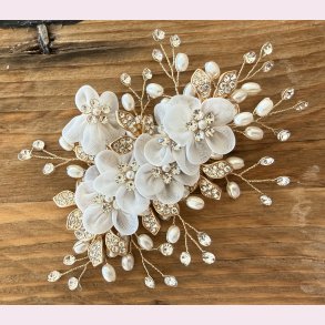 Forgyldt h�rn�l med smukke hvide blomster og perler