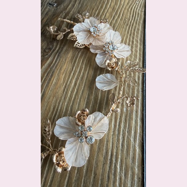 H�rpynt med blomster og satinb�nd