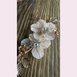 H�rpynt med blomster og satinb�nd