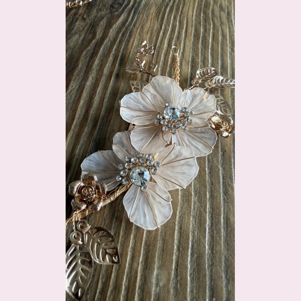 H�rpynt med blomster og satinb�nd