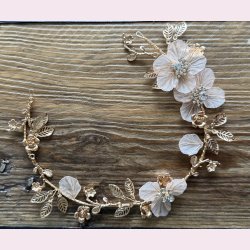 H�rpynt med blomster og satinb�nd