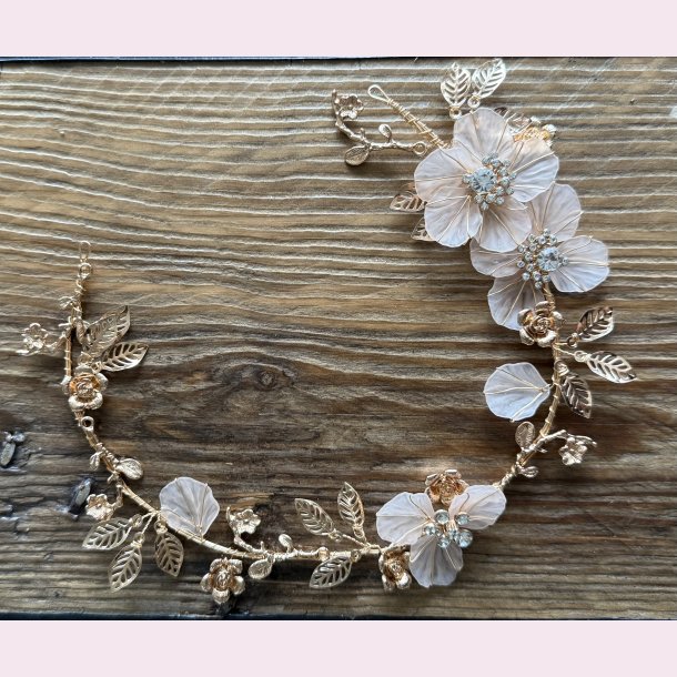 H�rpynt med blomster og satinb�nd