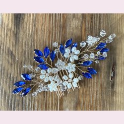 Forgyldt hrnl med de fineste hvide blomster og mrkebl perler 