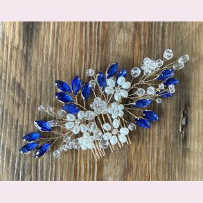 Forgyldt hrnl med de fineste hvide blomster og mrkebl perler 