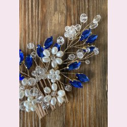 Forgyldt hrnl med de fineste hvide blomster og mrkebl perler 