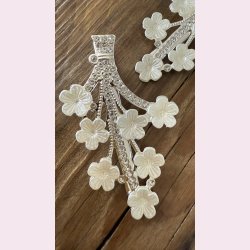 2 stk. Hrclips med sde hvide blomster - Slv