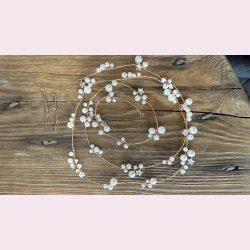 Langt hr smykke med fine hvide perler, stjernerog forgyldt blade - 100cm