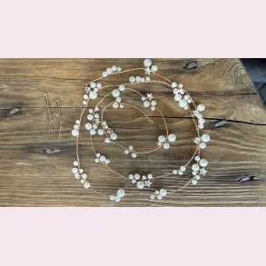 Langt hr smykke med fine hvide perler, stjernerog forgyldt blade - 100cm