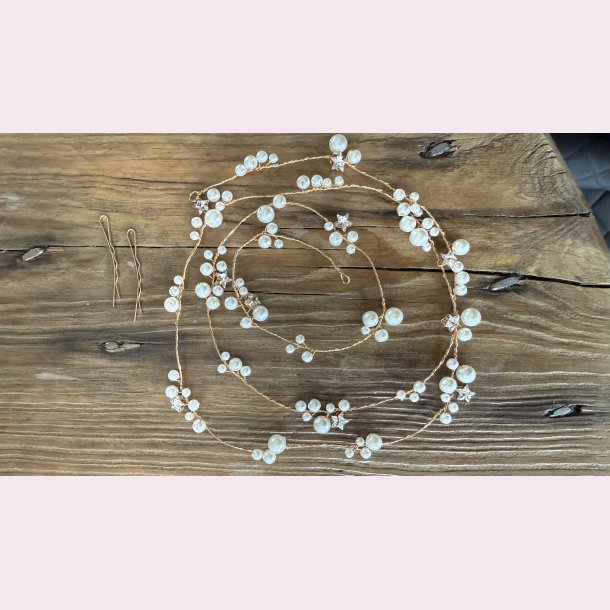 Langt hr smykke med fine hvide perler, stjernerog forgyldt blade - 100cm