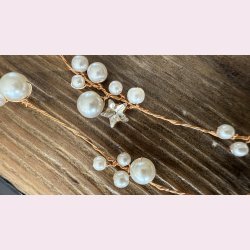 Langt hr smykke med fine hvide perler, stjernerog forgyldt blade - 100cm