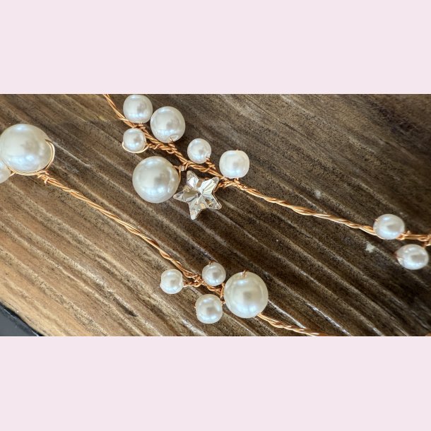 Langt hr smykke med fine hvide perler, stjernerog forgyldt blade - 100cm