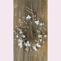 Langt hr smykke med fine hvide blomster - Forgyldt