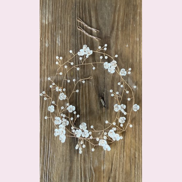 Langt hr smykke med fine hvide blomster - Forgyldt