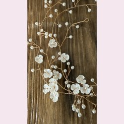 Langt hr smykke med fine hvide blomster - Forgyldt