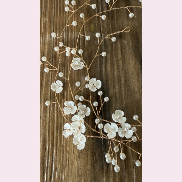 Langt hr smykke med fine hvide blomster - Forgyldt